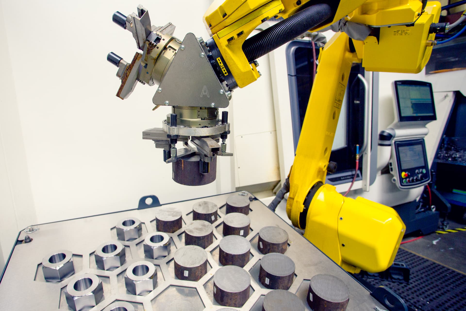 Robotické zakládání dílů u CNC stroje